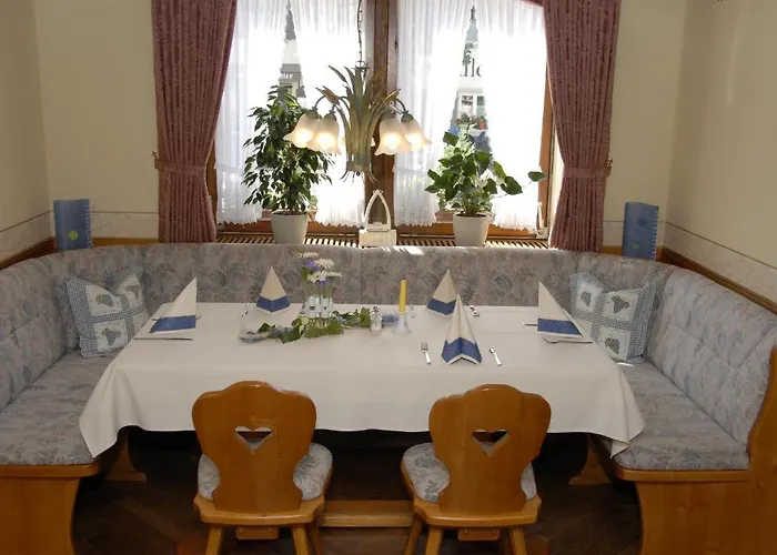 Zum Hirschen ゲストハウス 3*